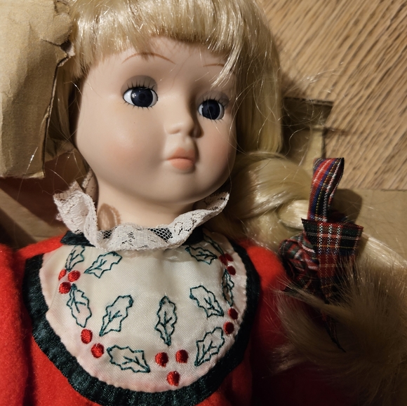 VINTAGE HOUSE OF LLOYD 1990 PORCE DOLL SWEET DREAMS CHRISTMAS AROUND THE WORLD - Picture 3 of 4